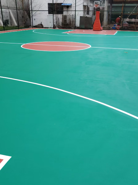 毛感乡 球场长期使用易出现地面开裂